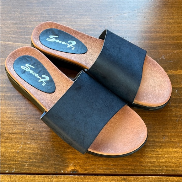 7Seven "Pearl" Navy Blue Slides Sz 6 - Picture 1 of 7
